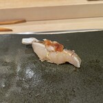 千成寿司 - さわら◎何かに漬け込んでから握っている。これをいただくのがこのお店の楽しみ