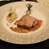 ガストロノミー ジョエル・ロブション - 仔牛肉、めちゃくちゃ柔らかい、付け合わせの量多すぎる（幸）