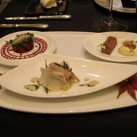 ガストロノミー ジョエル・ロブション - 前菜はどれも良かったけど左上のビーツのサラダがさっぱりしてて好き