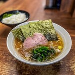 武道家 - ラーメン並950円硬め多め、お代わり無料ライス100円です。iPhoneのポートレートで撮影してます。