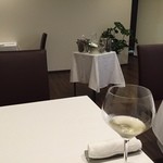 トレ・デュニオン - スッキリとした店内