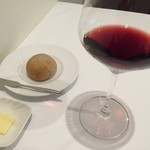 トレ・デュニオン - ランチ　自家製パンと赤ワイン
