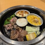 名古屋ビール園　浩養園 - ラム肉と焼き野菜
      ごま油とニンニクがありましたので、
      エビのアヒージョ的な？
      それとコーンバターにホタテを投入