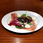 グリルキャピタル東洋亭 - 「生ハムとモッツァレラチーズのサラダ」