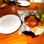 グリルキャピタル東洋亭 - ナイフで熱々のアルミホイルを切りました