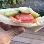 サンドイッチ専門店 ポポー - パンからはみ出る野菜