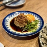 餃子酒場 肉汁とっつぁん - 月見呑めるつくね 1個〜