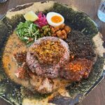 Madre ハーブとスパイス料理のワイン食堂 - 「3種あいがけ(スパイスチキン・ウマ辛キーマ・黒ゴマ担々キーマ）」1,400円＋「揚げジャークチキン」150円