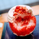 川越 これがかき氷 - 中にも苺たっぷり