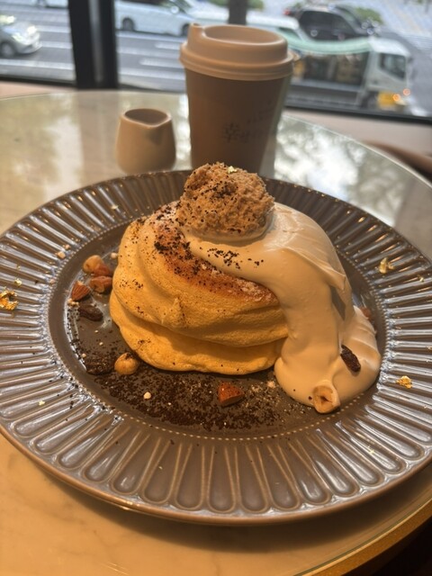 マイパンケーキ 期間限定パンケーキ🥞 Q.どんなパンケーキが好き？ 芽生さん「映える