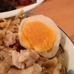 ケンチャンラーメン - サービスの煮卵クンハーフ