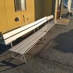 ケンチャンラーメン - 待合ベンチ