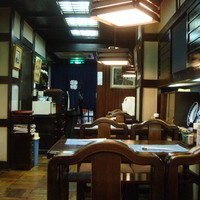 赤坂 津つ井 総本店 - 懐かしさを感じさせる店内