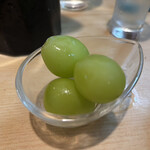 小料理 椿 - デザートにシャインマスカット