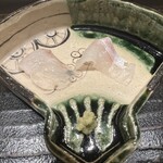 寺子屋 すし匠 - 真鯛(右)と平目(平目)