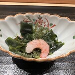 寺子屋 すし匠 - 甘エビののった海藻サラダ