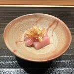 寺子屋 すし匠 - メバチマグロと玉ねぎダレ