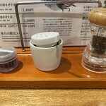 麺処 想   - 卓上調味料