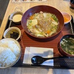 大戸屋 - 料理写真:鶏肉とお豆腐ねばねば野菜のトロトロ煮としそひじきご飯定食 990円