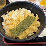 資さんうどん - 生卵も添えられてたんでたまごかけご飯にして味付け海苔と一緒にいただきましたよ。。