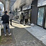 手打麺祭 かめ囲 - 退出時は店内４人に外６人の10人待ちで、着席まで30分以上はかかるかも