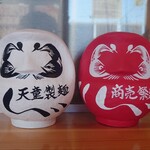 天童製麺 - 縁起達磨。