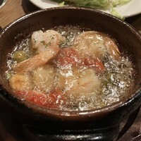 タベルナデエスパーニャフラガンテウーモ - グツグツのアヒージョはエビをチョイス