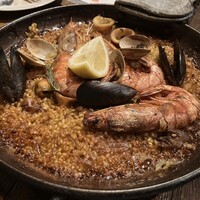 タベルナデエスパーニャフラガンテウーモ - しっかり焼いたミックスパエリアはつまみに良し