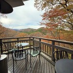 山のレストラン - ベランダもあるよ