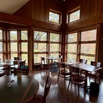 山のレストラン - 美しい紅葉が見られる席