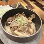 きんのぶた 箕面小野原店 - これめっちゃうまい、トリュフ香る牛釜飯