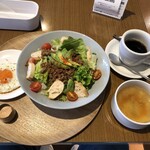 후단 카페 - 토핑으로 제공되는 계란 프라이가 별도의 접시에 담긴 멕시칸 미트 샐러드