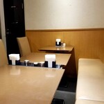 SOBA DINING 凜や - 最奥・テーブル席。
