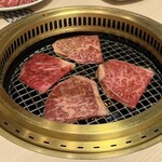 焼肉の名門 天壇 - ミルフィーユロースの焼かれた姿