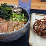こがね製麺所 - 料理写真:カレーうどん（中）＆味付きこんぶのかきあげ