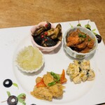 ウオチカ。 - ハッピーアワー前菜5種盛り　甲イカの墨煮、キャベツのピクルス、スケソウダラのパプリカ煮、かぼちゃと海老のサラダ、若鶏のカチャトーラトマト煮