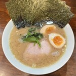 ラーメン 洞くつ家 - ラーメン（並、麺半分）＋味付玉子＋のり多め