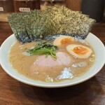 ラーメン 洞くつ家 - ラーメン（並、麺半分）＋味付玉子＋のり多め