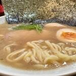 ラーメン 洞くつ家 - ラーメン（並、麺半分）＋味付玉子＋のり多め