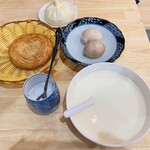 劉媽媽食堂 - 自家制豆漿（自家製豆乳）、茶葉蛋（茶葉で煮込んだ卵）、千層黑芝麻酥餅（黒胡麻の千層パイ）、牛肉色子（牛肉まん）