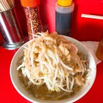 ラーメン二郎  - 醤油系のカラメ液と粗挽き唐辛子もいい仕事します