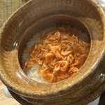 日本料理うしお - 桜海老土鍋ご飯のプレゼンテーション