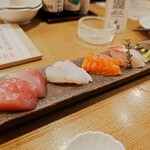 鮮魚と炉端焼き 魚炉魚炉 - お通し〜刺身5点盛り〜