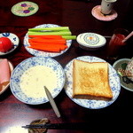 セントル ザ・ベーカリー - ある日のわが家の朝食（プルマン、トマトジュース青汁入り、珈琲、クラムチャウダー、ハム、トマト、人参・セロリスティック）