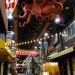 Kuromombutabijin - お店の前のアーケードの天井にタコが！！