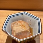鮨 つぼみ - あん肝 大根の漬物と一緒に
