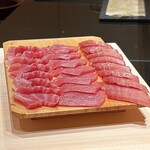 鮨 つぼみ - 右はメジマグロ
      真ん中と左は北海道噴火湾からの鮪