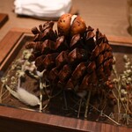 ラチュレ - 鹿のサラミと松の実、チーズのケークサレ