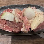 炭火焼肉 康 - ホルモン定食大盛(塩)