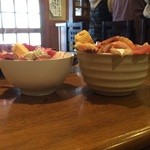 神東寿司 - 海鮮丼（左）と海鮮丼（大）（右）（正面から比較）